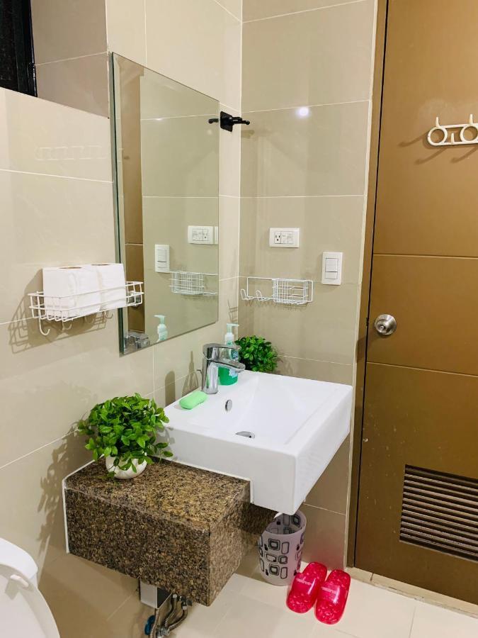 Two Palm Tree Villas Condominium - Studio 8Th Fl With Balcony - Across Terminal 3 Airport Pasay Exterior photo